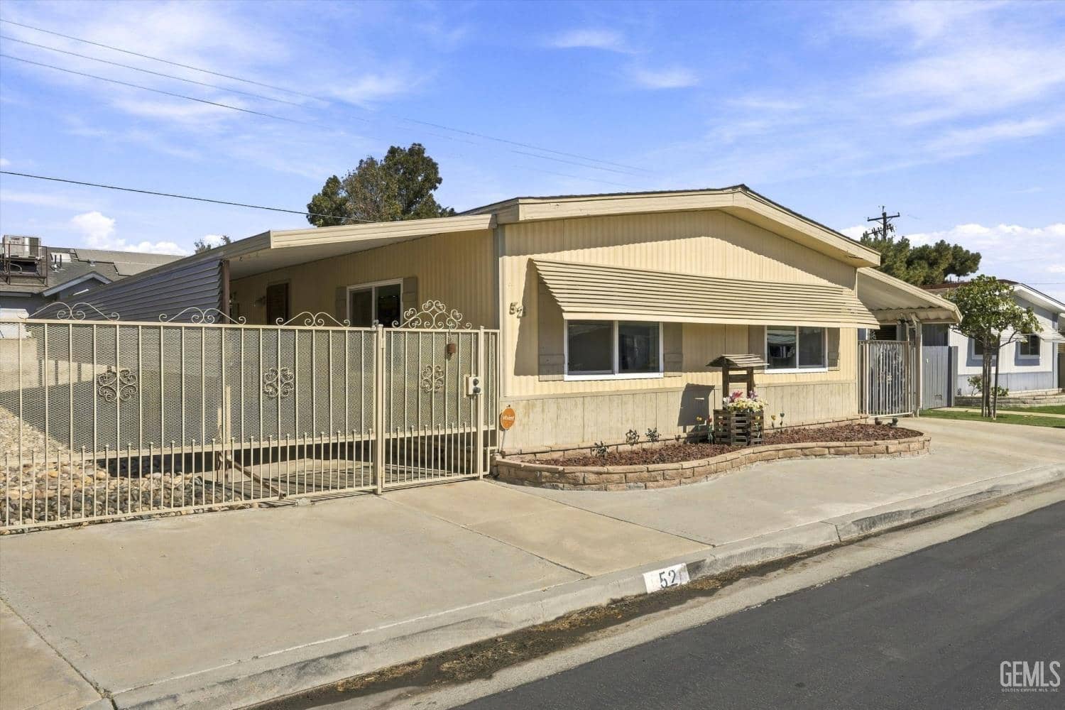 400 E Roberts Lane — photo 2